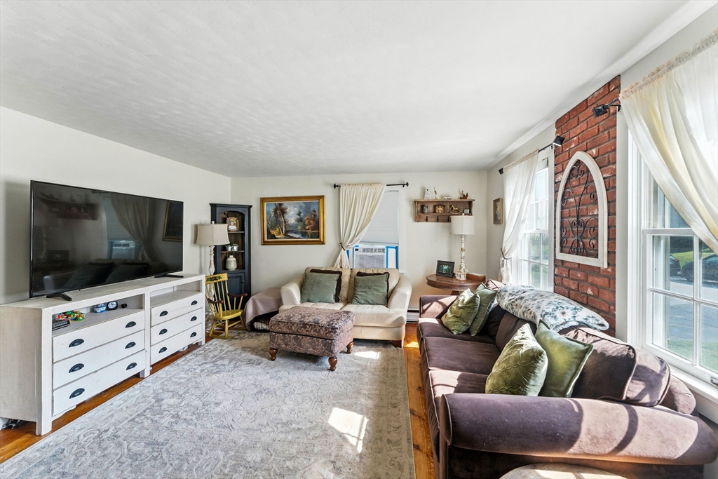 7 Davis Road Auburn, MA 01501 - Photo 6 of 42 Gallery Image 6