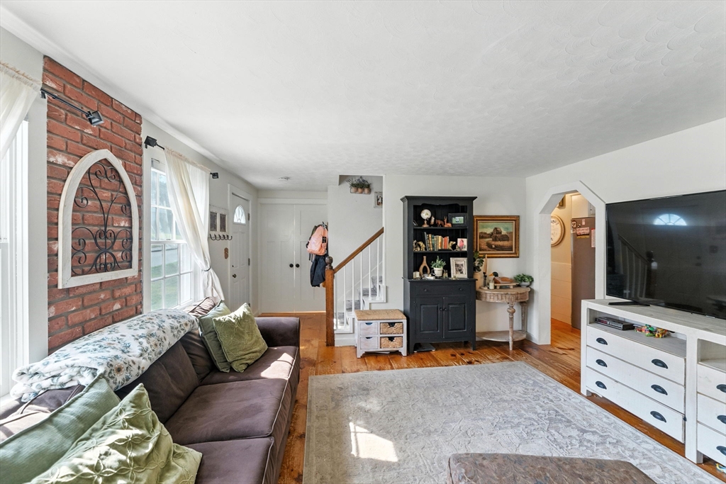 7 Davis Road Auburn, MA 01501 - Photo 8 of 42 Gallery Image 8