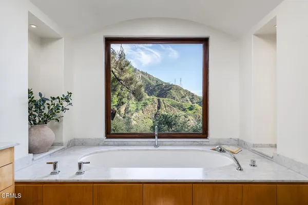 $3,995,000 | 2217 Crescent Drive, Altadena, CA 91001