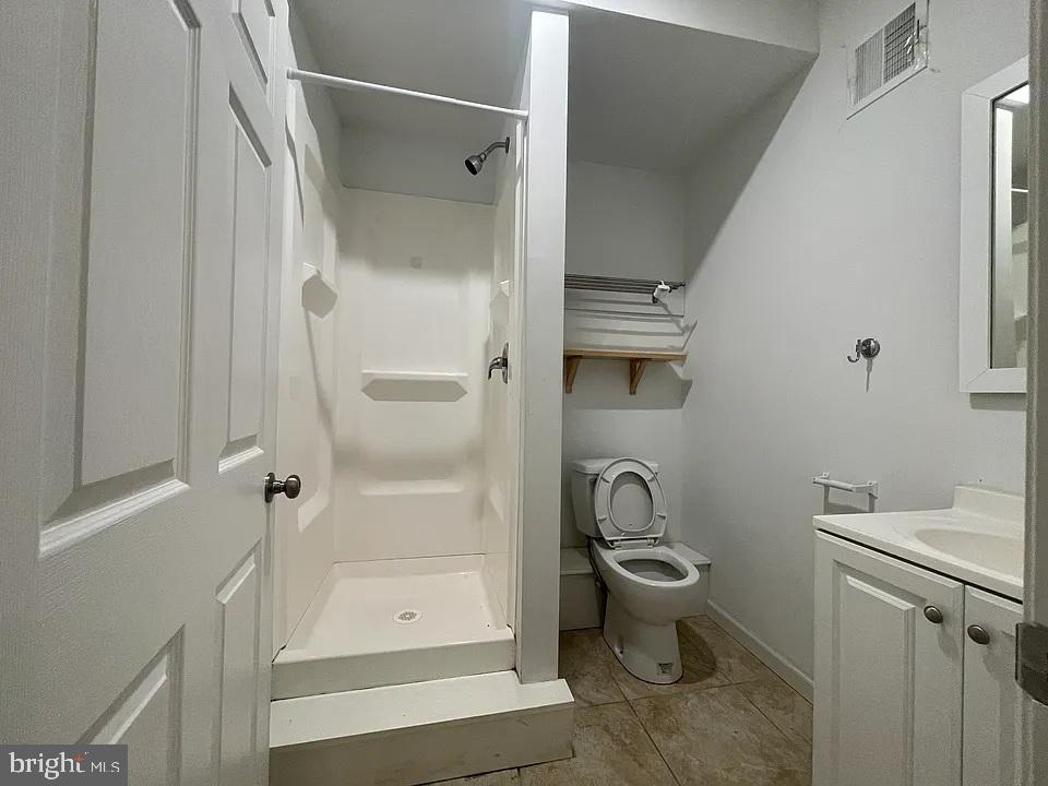 1002 Fairmount Avenue Philadelphia, PA 19123 - Photo 7 of 17 a bathroom with a toilet and a shower