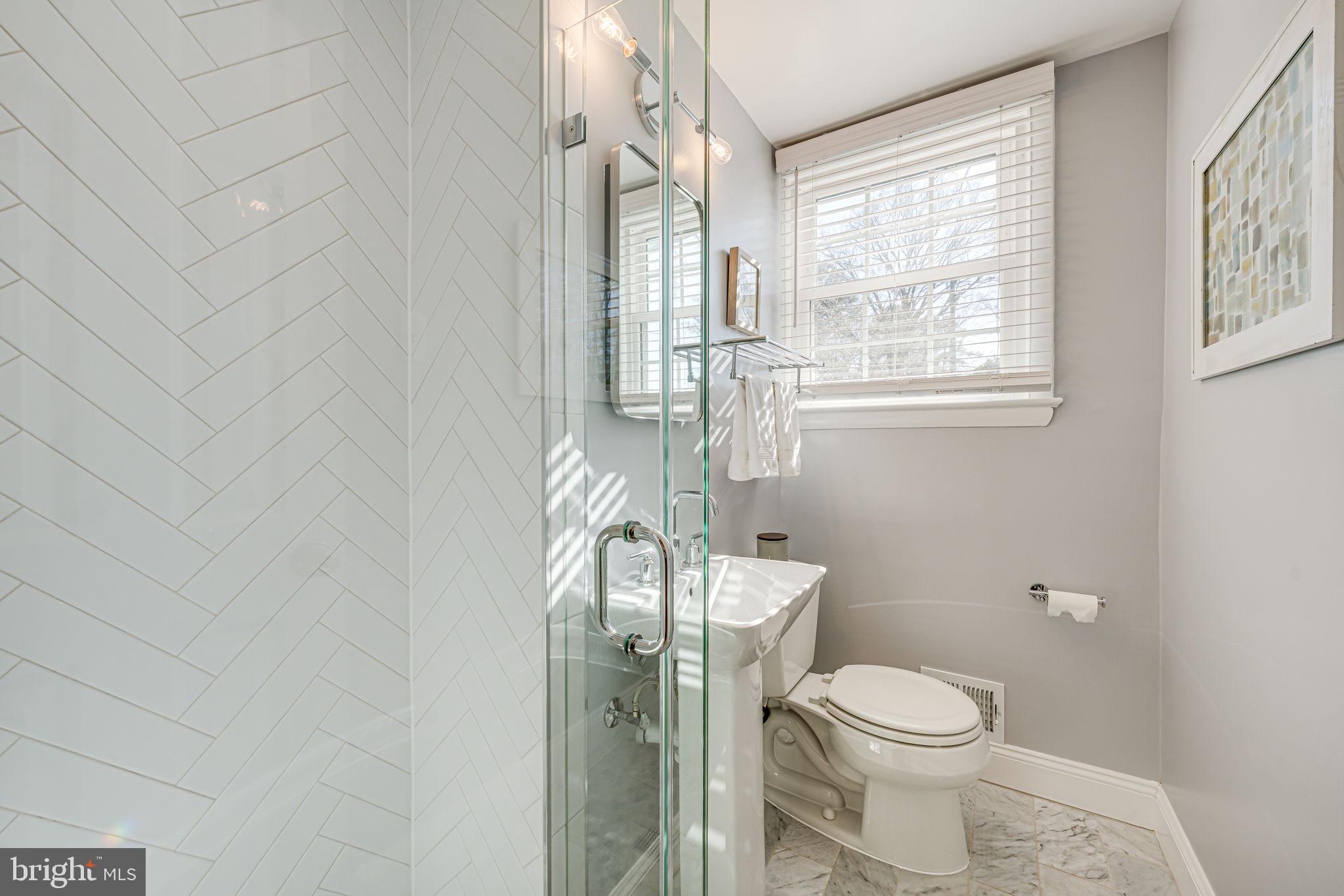 1122 Waynewood Boulevard Alexandria, VA 22308 - Photo 18 of 51 a bathroom with a toilet a sink and mirror