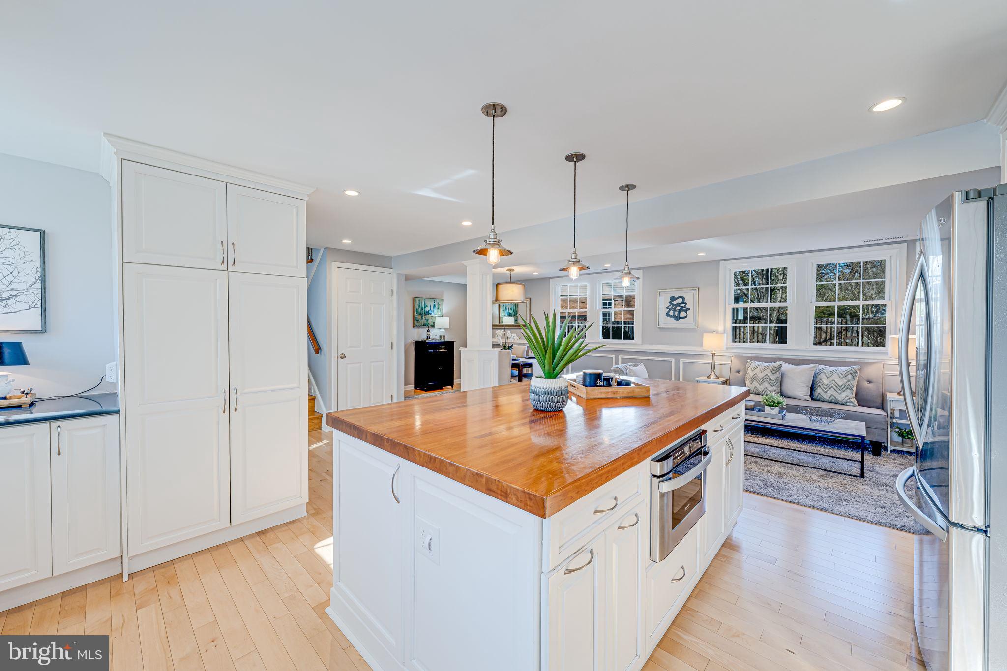 1122 Waynewood Boulevard Alexandria, VA 22308 - Photo 4 of 51 a kitchen that has a lot of cabinets in it