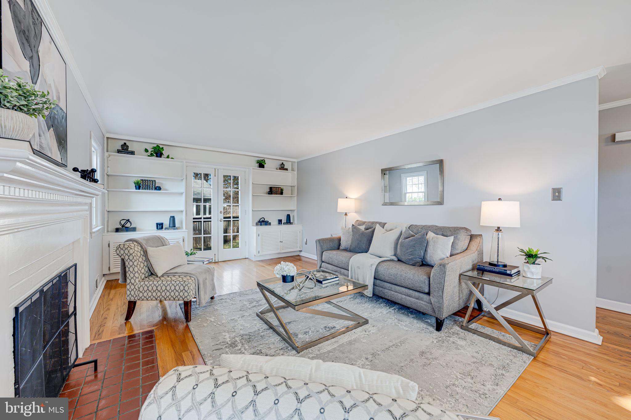 1122 Waynewood Boulevard Alexandria, VA 22308 - Photo 9 of 51 a living room with furniture and a couch