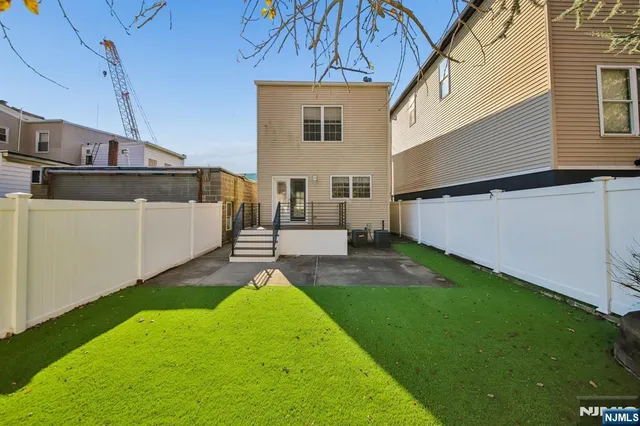 $925,000 | 80 West 18th Street, Weehawken, NJ 07086