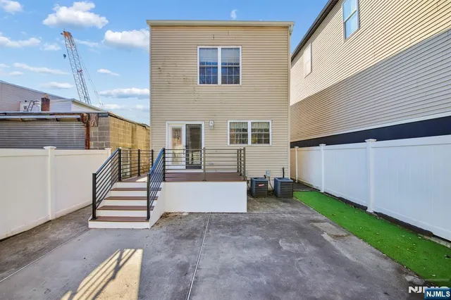 $925,000 | 80 West 18th Street, Weehawken, NJ 07086