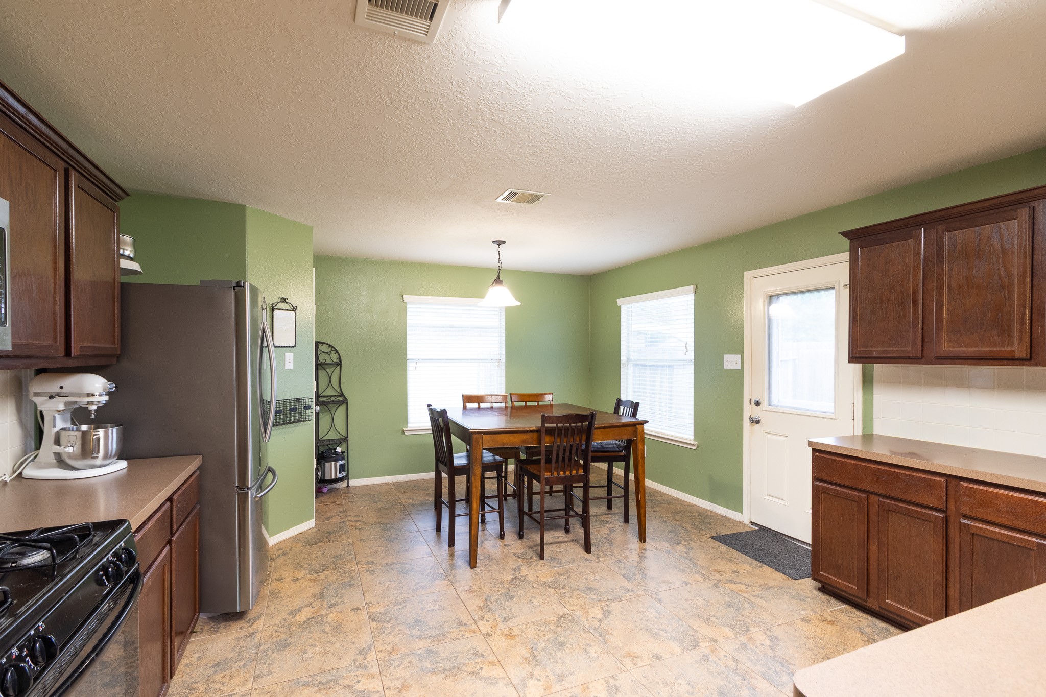 921 Sage Street Baytown, TX 77521 - Photo 10 of 38 Large Eat-in Kitchen