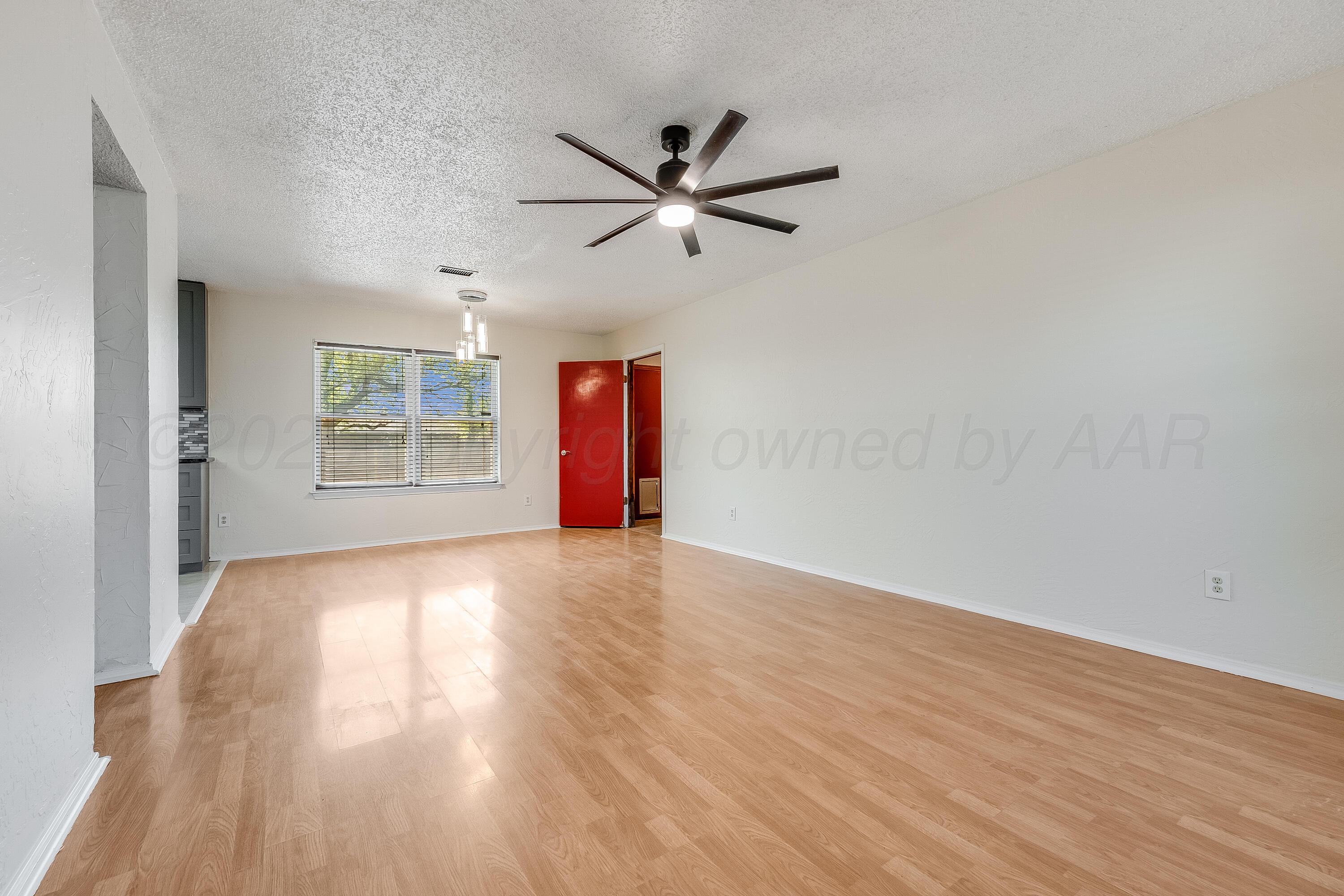 68 Hunsley Road Canyon, TX 79015 - Photo 4 of 22 Living Room - 1