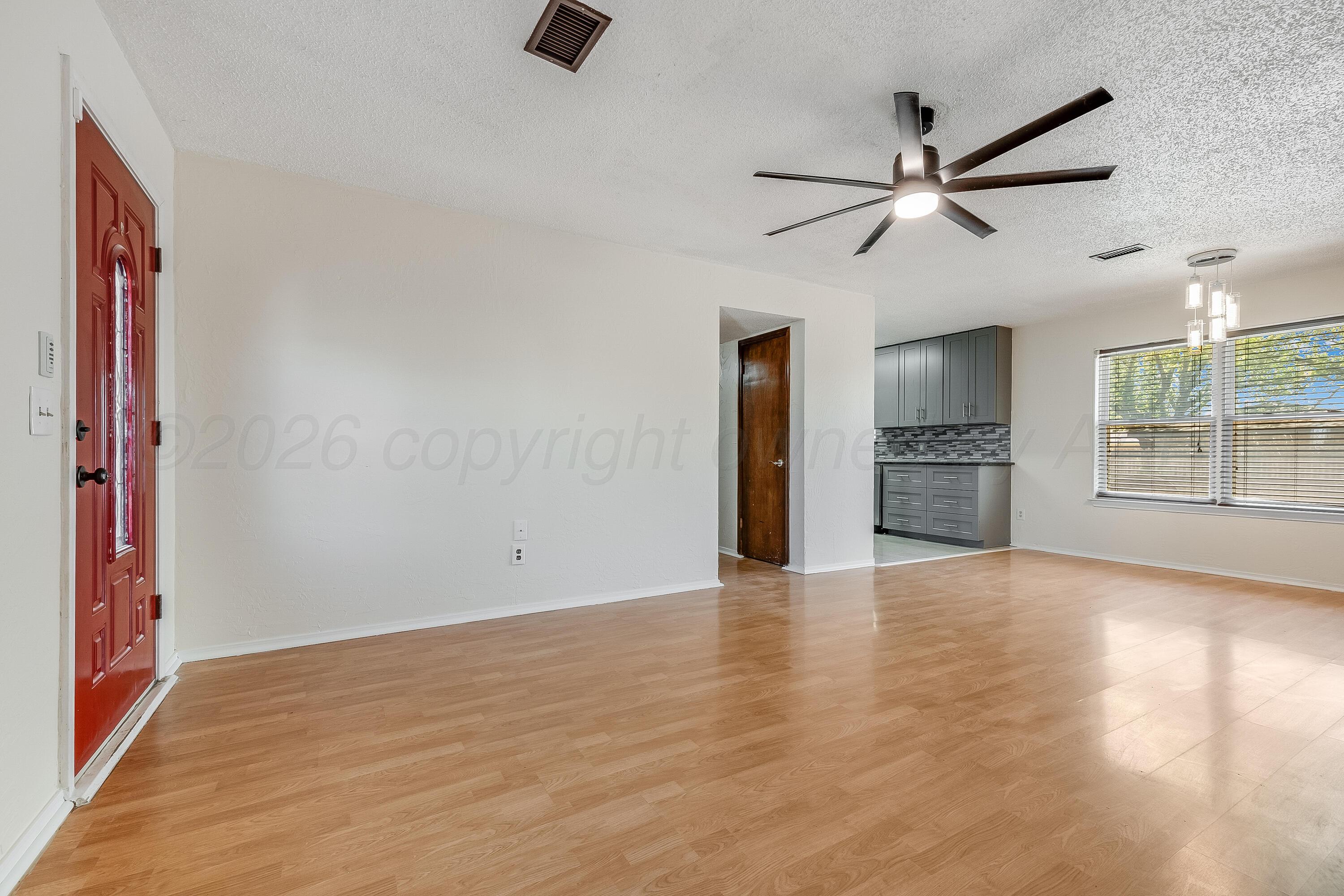 68 Hunsley Road Canyon, TX 79015 - Photo 5 of 22 Living Room - 2