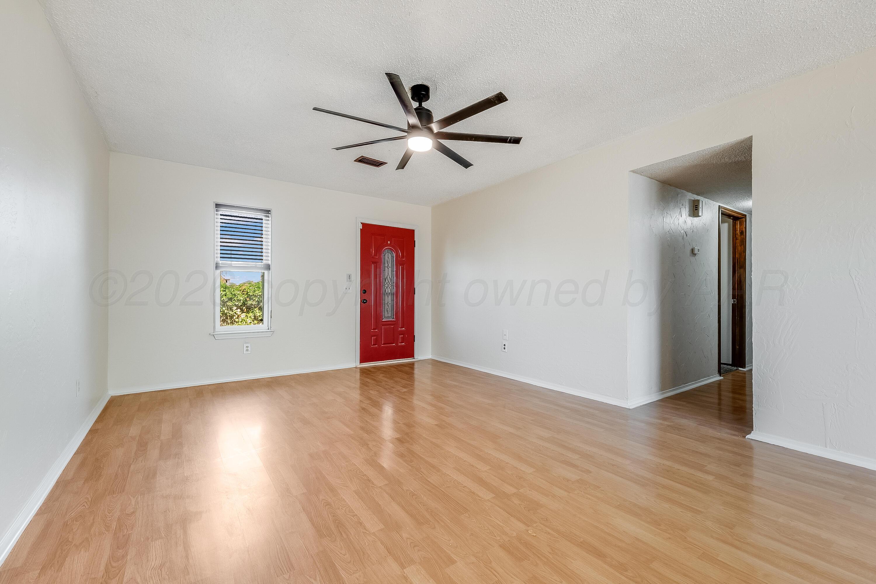 68 Hunsley Road Canyon, TX 79015 - Photo 6 of 22 Living Room - 3