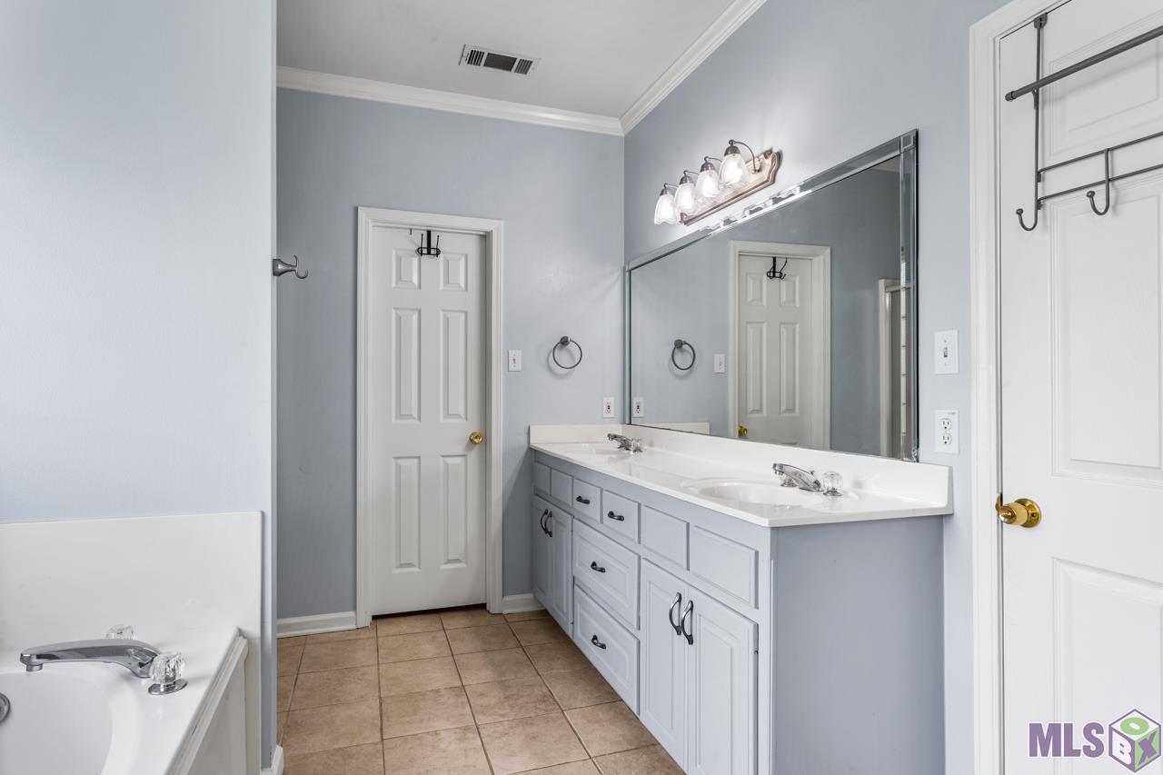 40201 Parker Road Prairieville, LA 70769 - Photo 19 of 25 Primary Bathroom