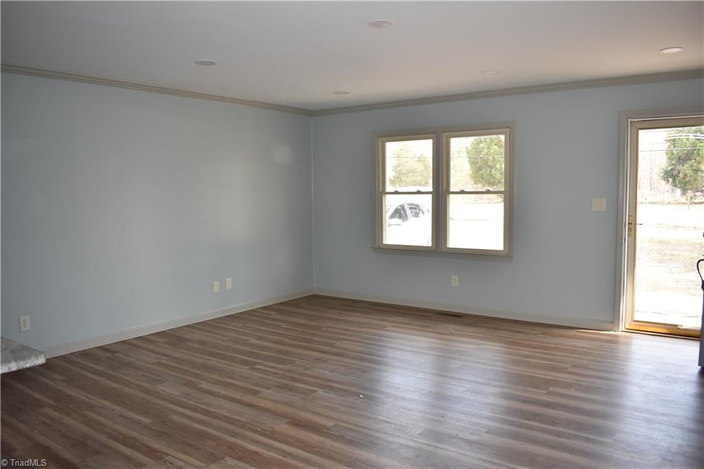 5285 East Holly Grove Road Thomasville, NC 27360 - Photo 18 of 33 Living Room