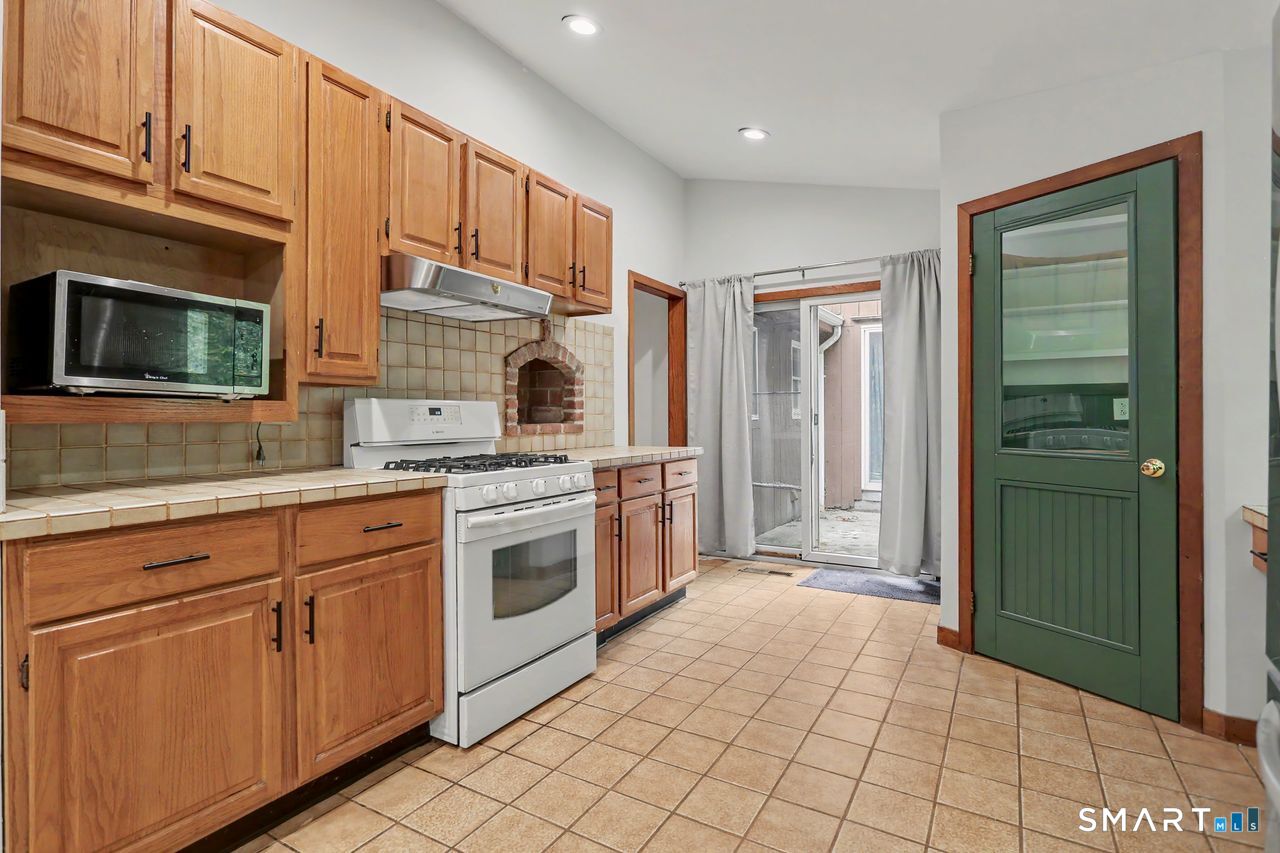52 Stanley Road Monroe, CT 06468 - Photo 13 of 38
