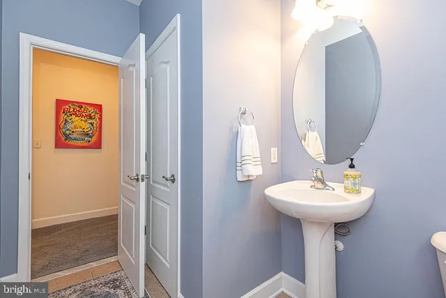 a view of entryway with furniture