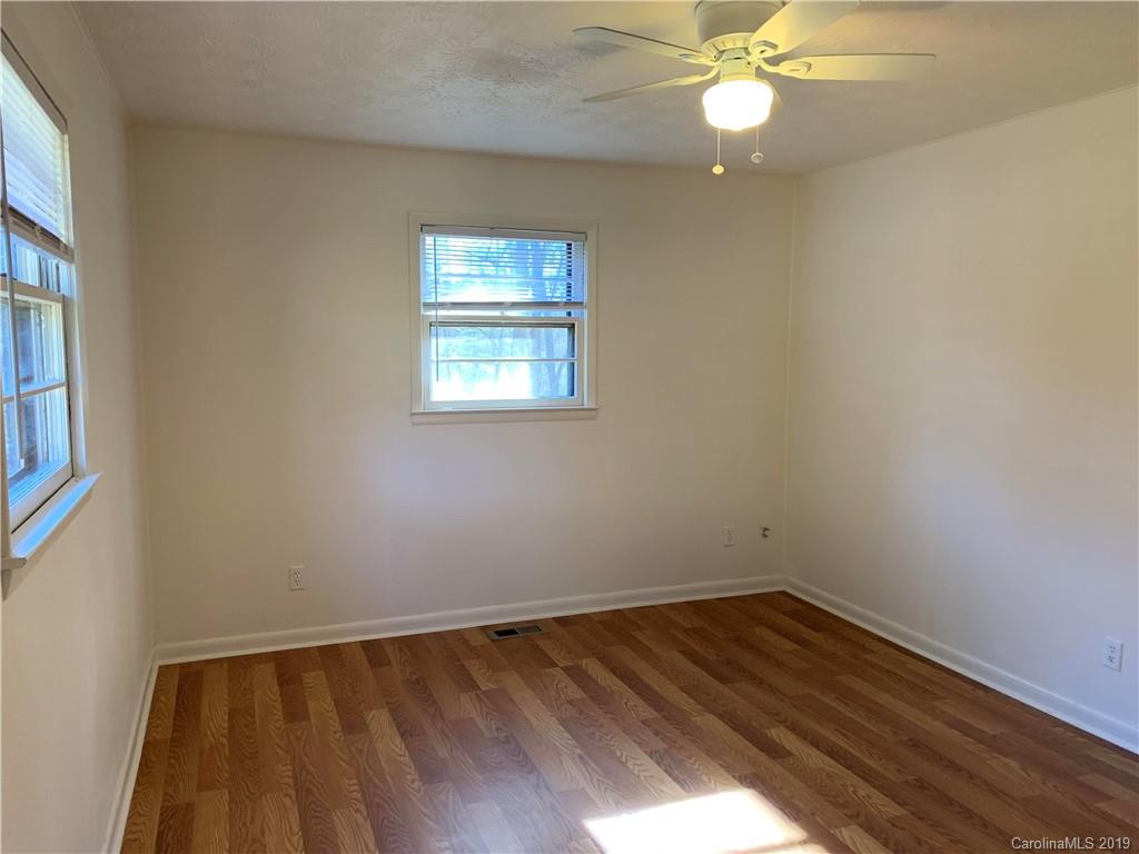 15 Barclay Road Candler, NC 28715 - Photo 5 of 11 Gallery Image 5