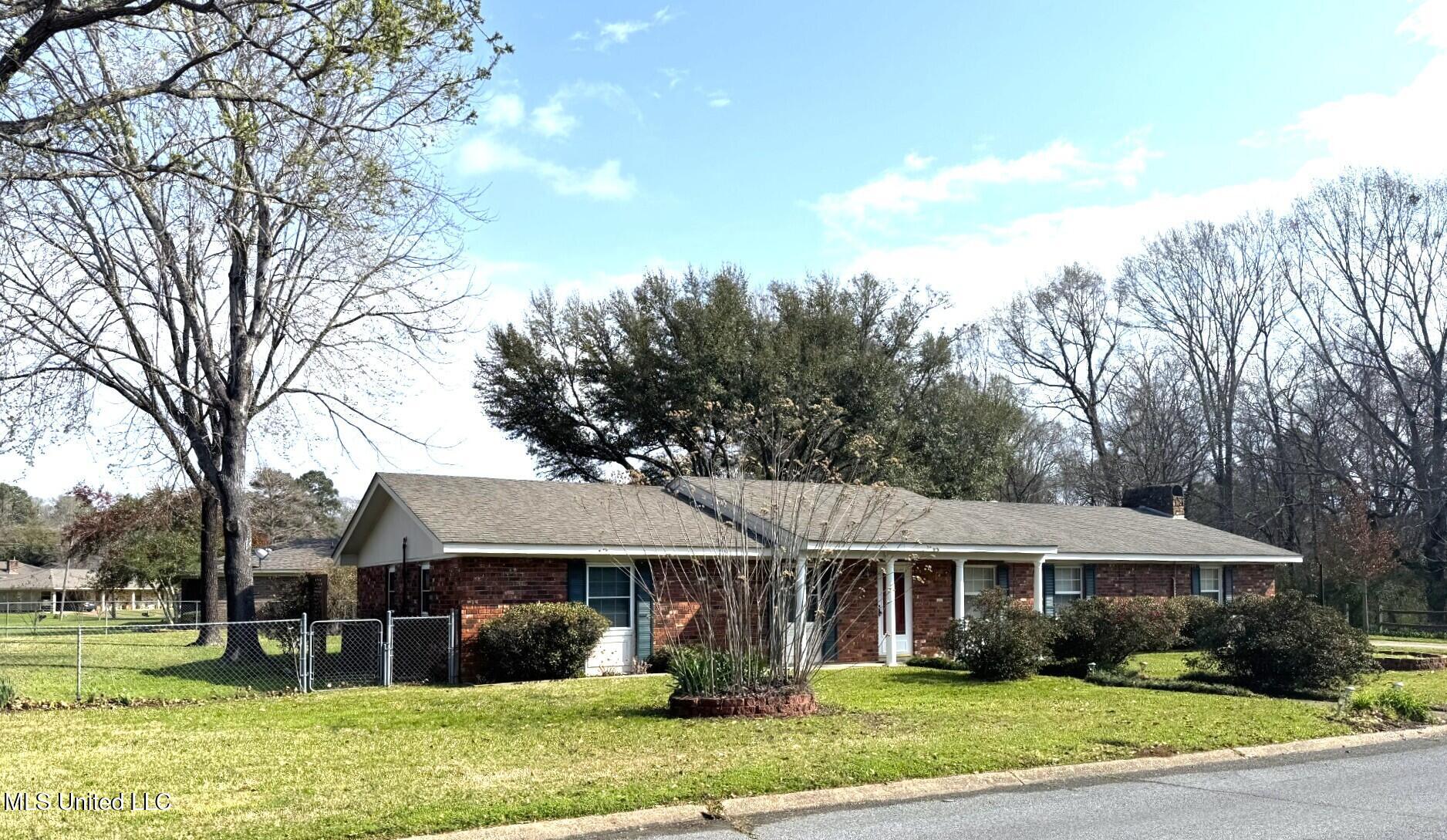300 Briarwood Road Natchez, MS 39120 - Photo 2 of 37 thumbnail_IMG_9161.jpg 300 1