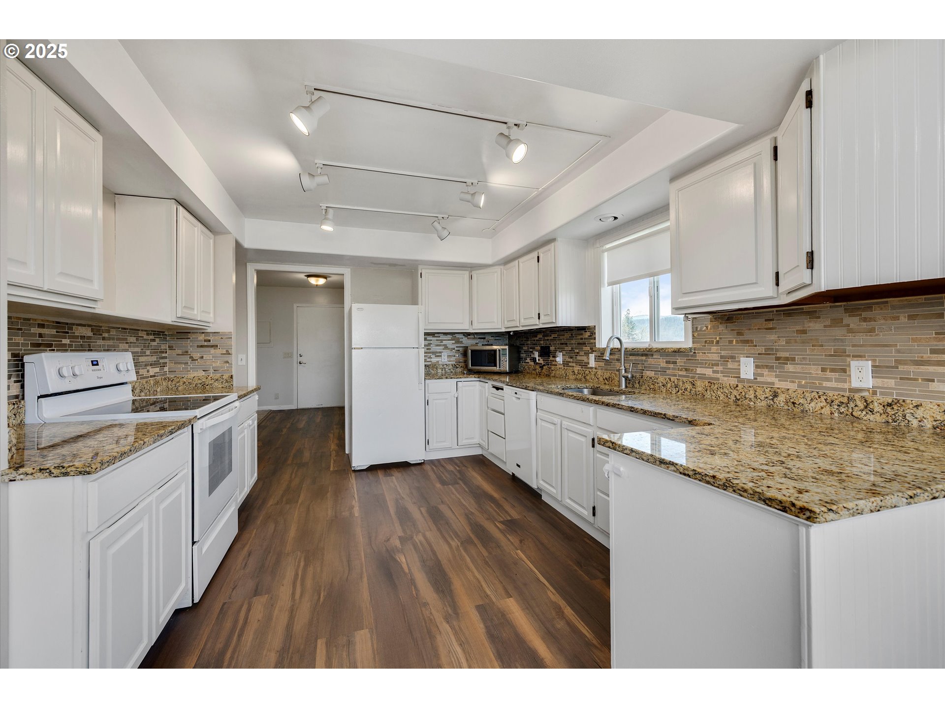1805 Carroll Road Mosier, OR 97040 - Photo 17 of 45 a large kitchen with cabinets
