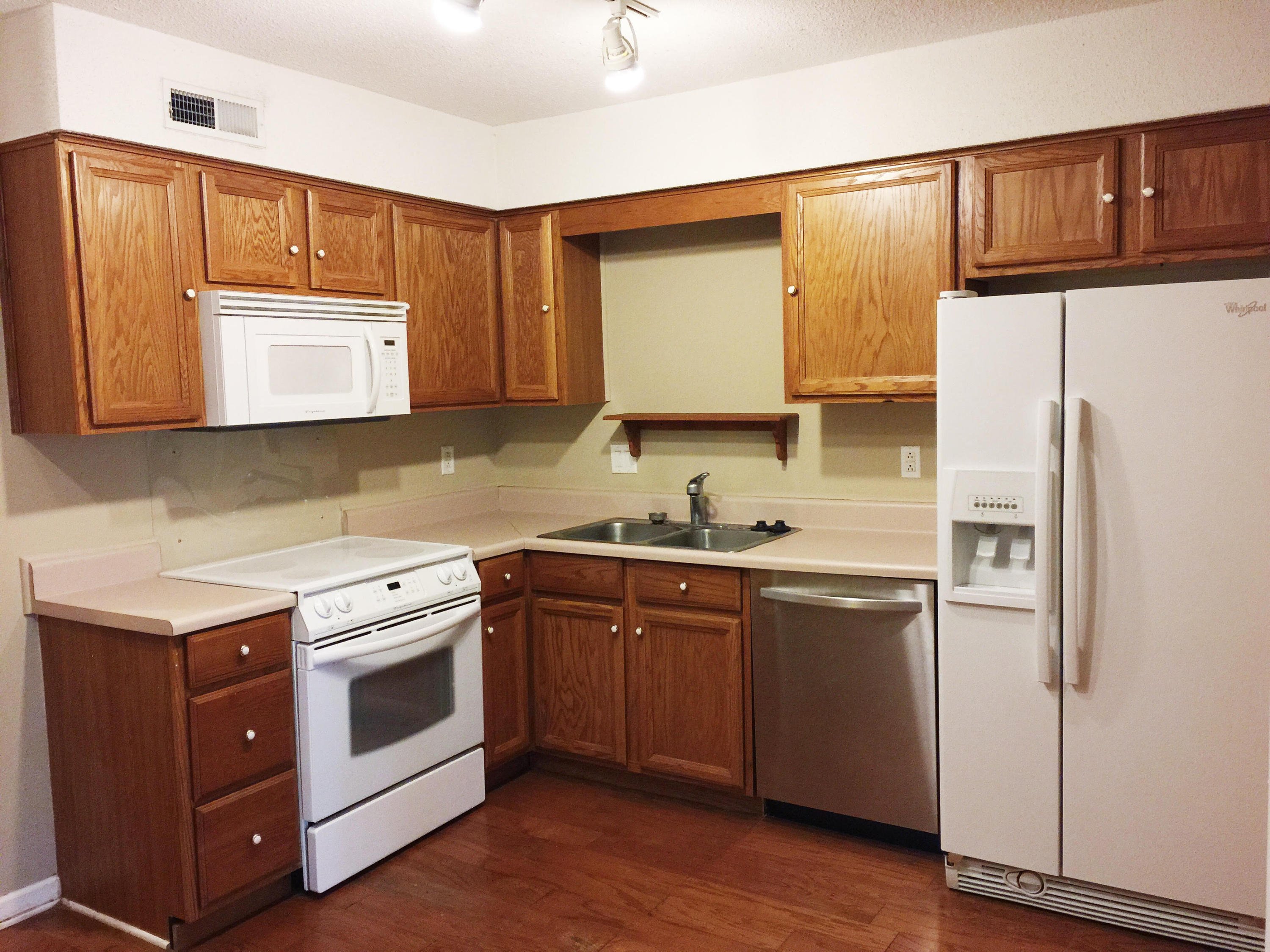 1065 Hunters Trace Mount Pleasant, SC 29464 - Photo 5 of 15 Kitchen