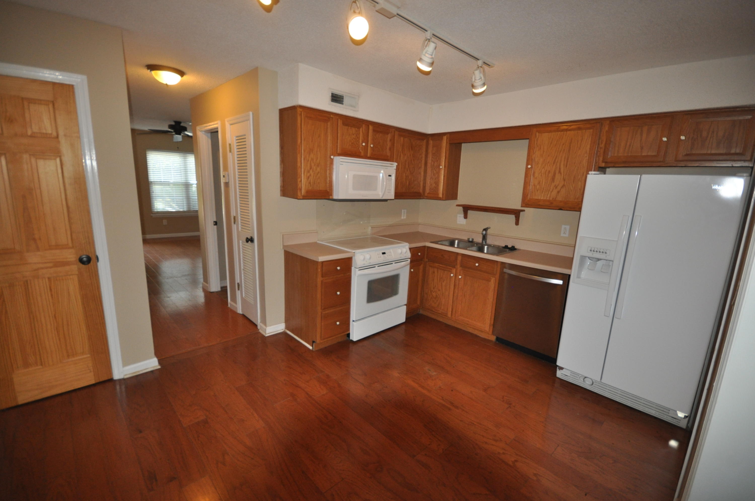 1065 Hunters Trace Mount Pleasant, SC 29464 - Photo 6 of 15 Kitchen