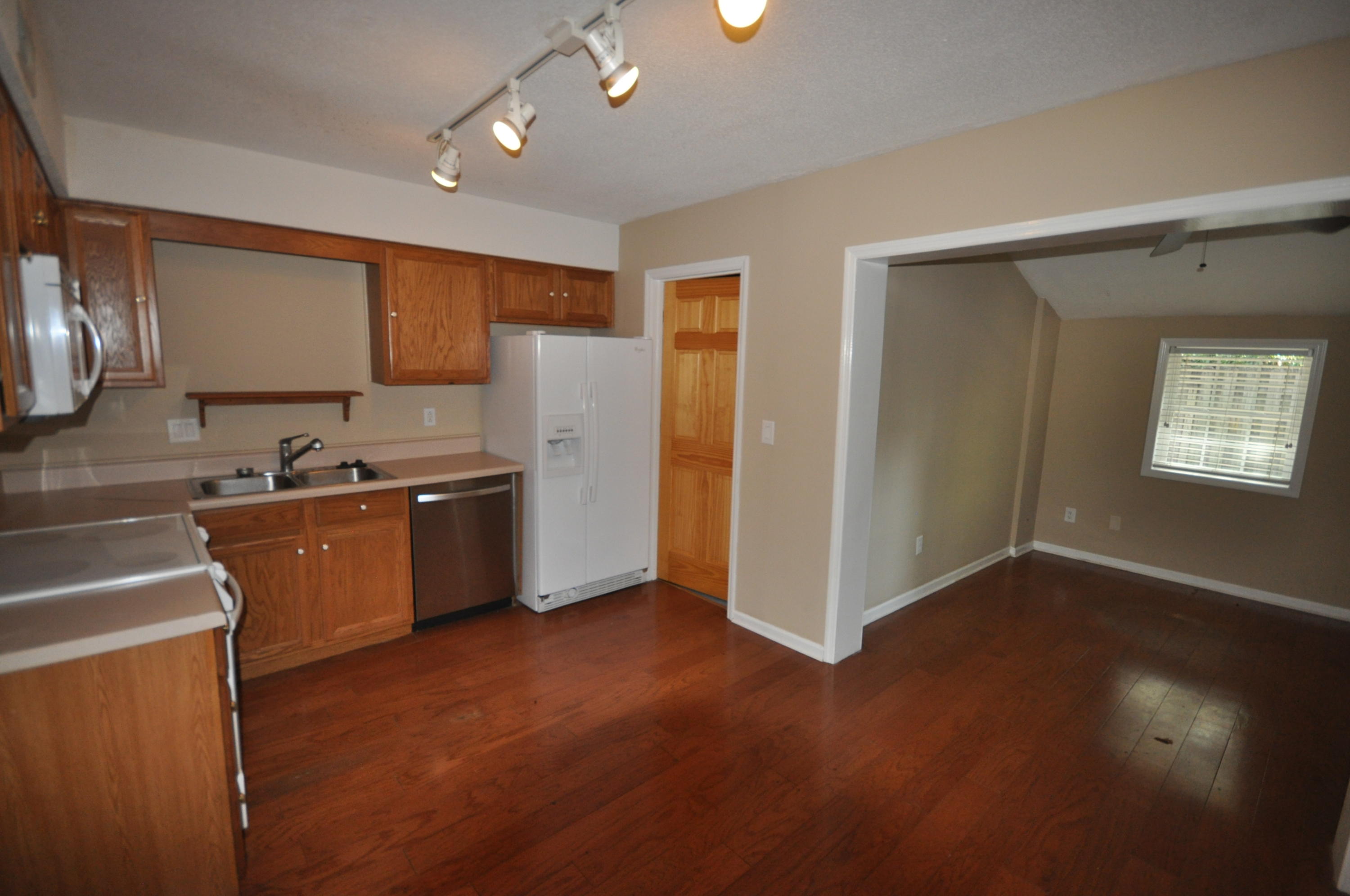 1065 Hunters Trace Mount Pleasant, SC 29464 - Photo 7 of 15 Kitchen & Dining Room
