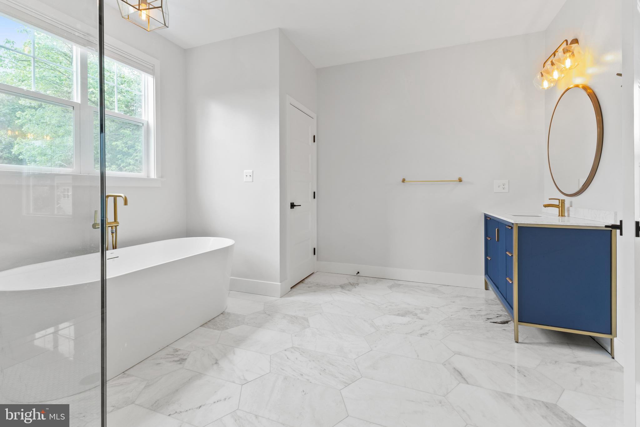 8012 Fort Hunt Road Alexandria, VA 22308 - Photo 25 of 50 Primary bathroom