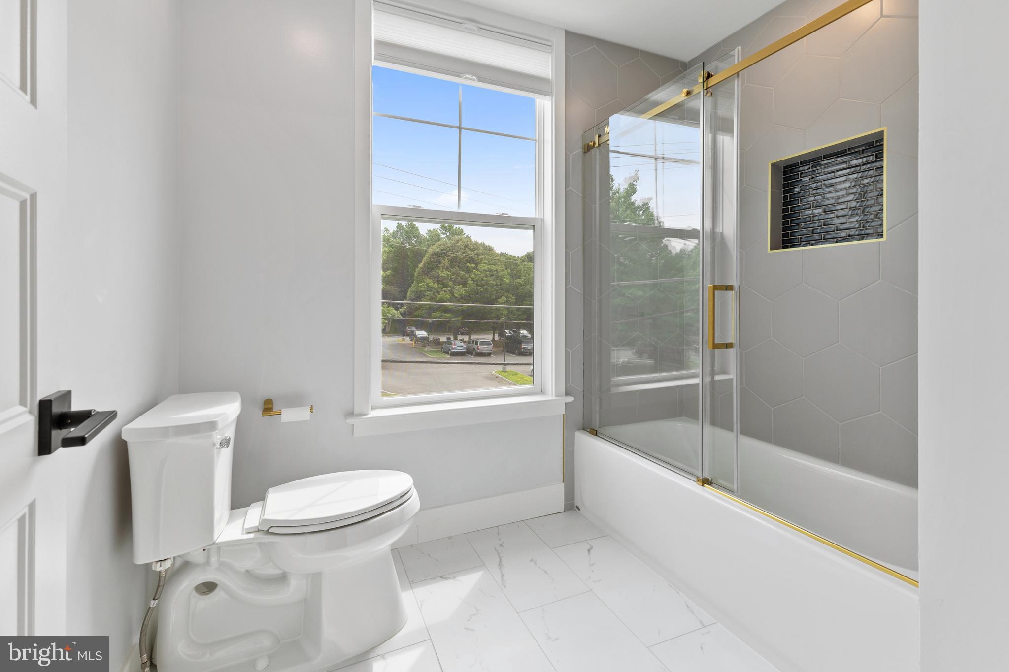 8012 Fort Hunt Road Alexandria, VA 22308 - Photo 32 of 50 Buddy bath private toilet and tub room
