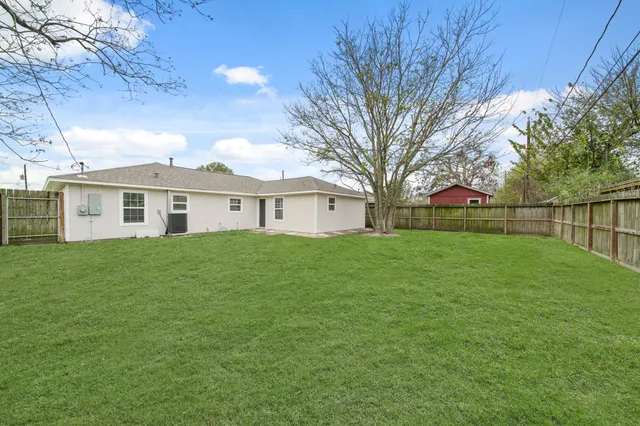 a view of a yard with a house