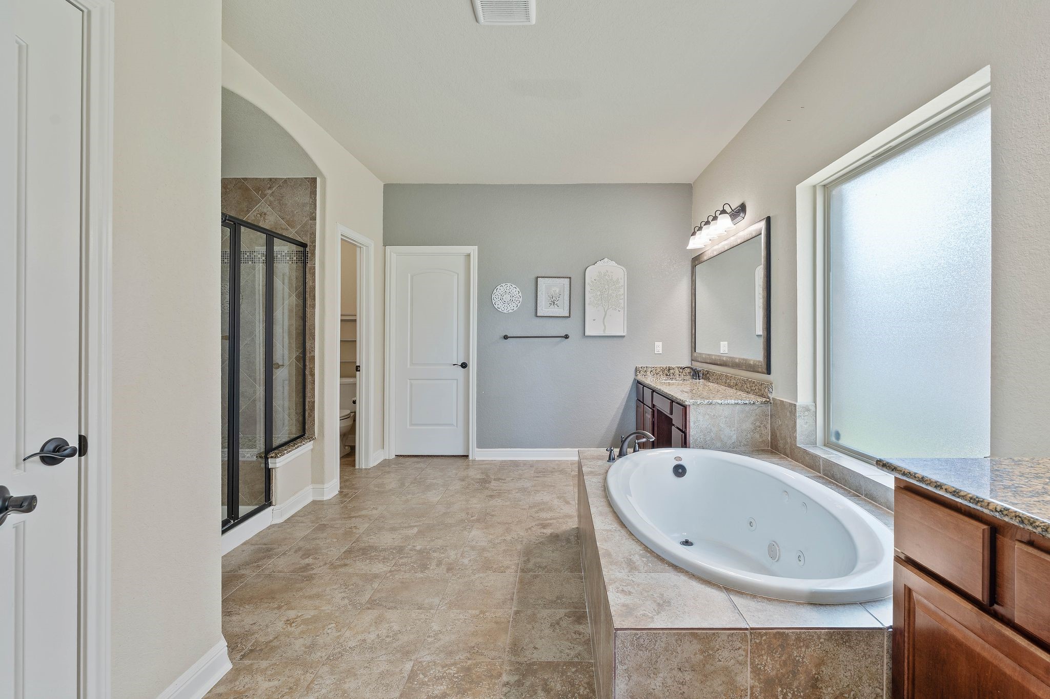 10114 North Whimbrel Circle Conroe, TX 77385 - Photo 22 of 50 a bathroom with a bathtub and a sink