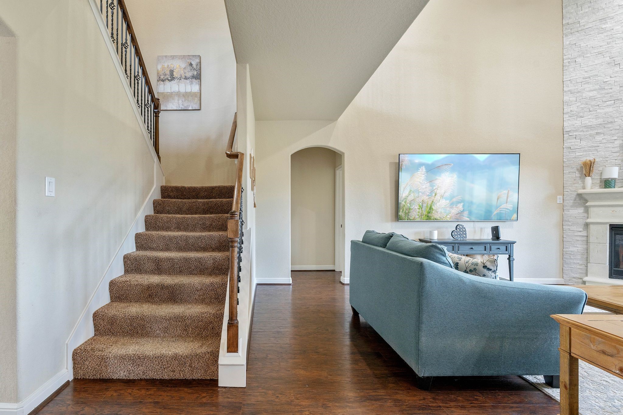 10114 North Whimbrel Circle Conroe, TX 77385 - Photo 27 of 50 a living room with furniture and a potted plant