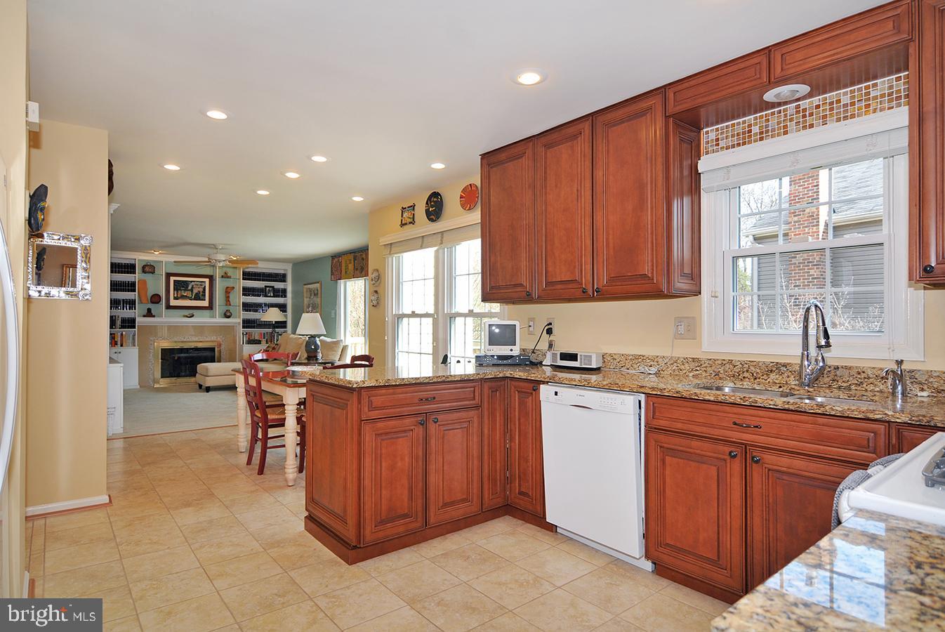 8513 Aqueduct Road Potomac, MD 20854 - Photo 5 of 23 Beautiful wood cabinets, granite, stainless