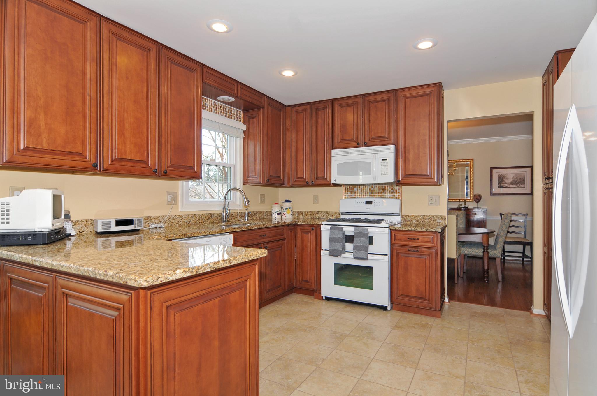 8513 Aqueduct Road Potomac, MD 20854 - Photo 6 of 23 Gas cooking, double oven