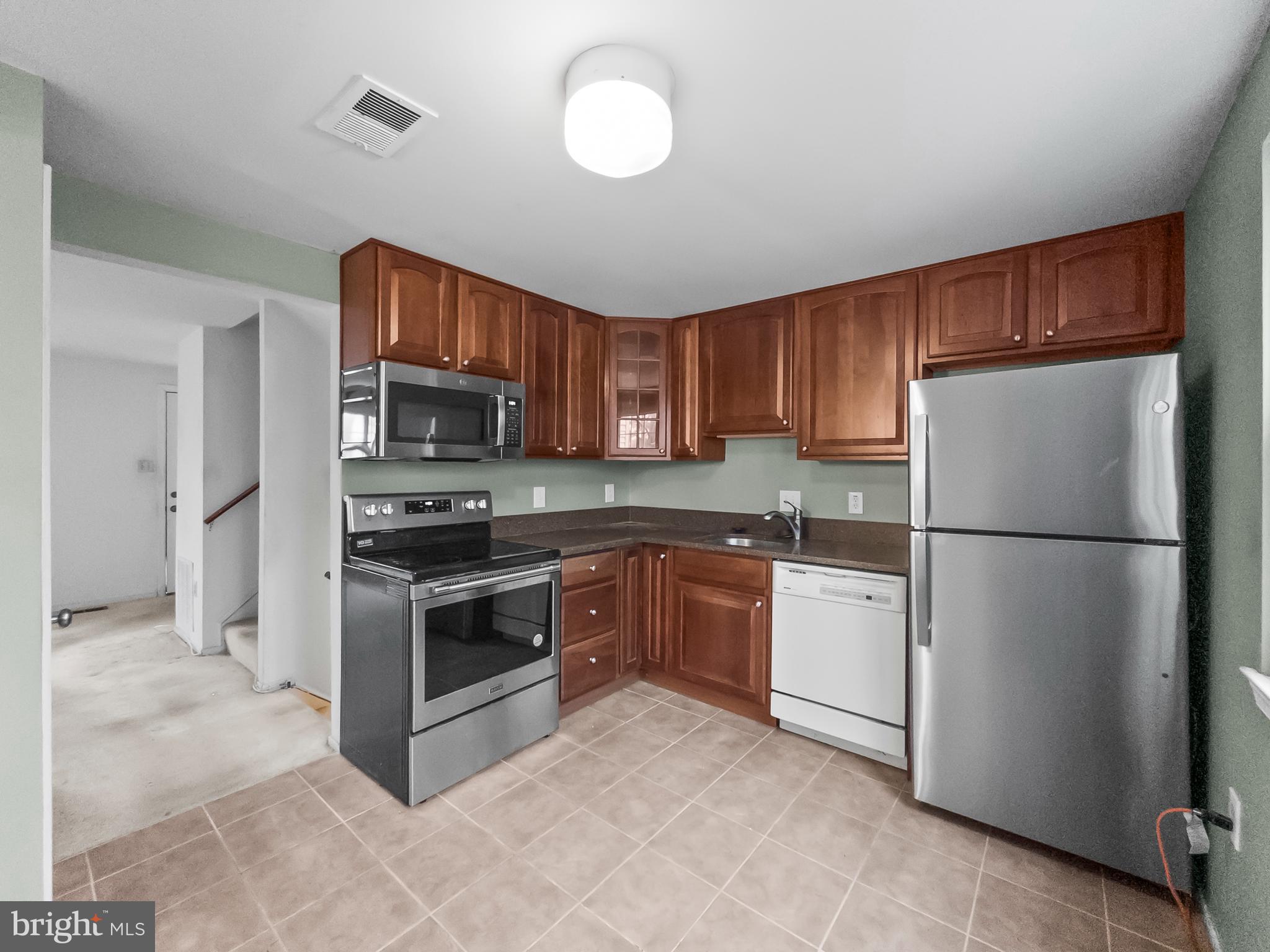 18 Baileys Court Silver Spring, MD 20906 - Photo 3 of 25 Bright kitchen