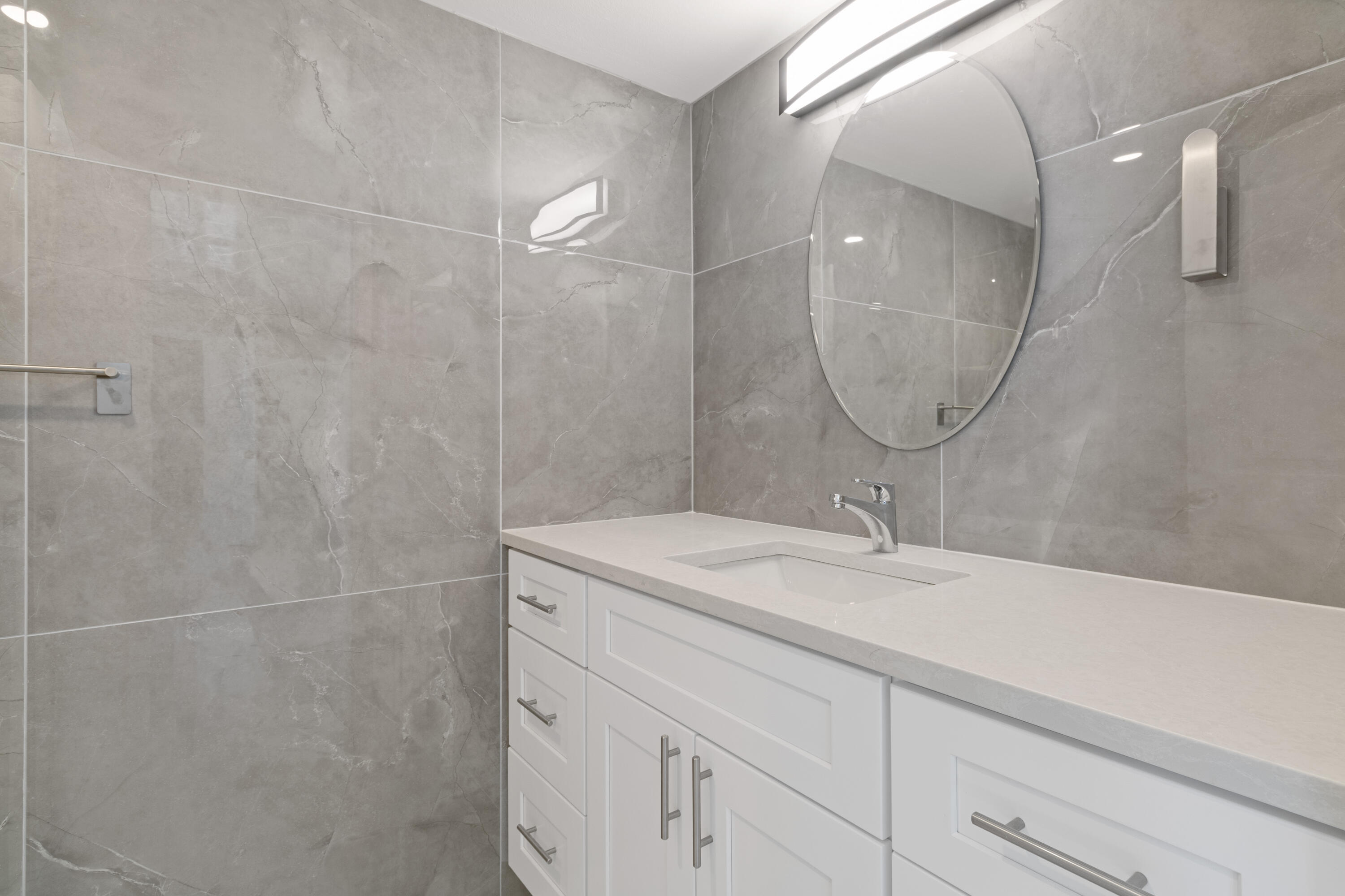 1200 Marine Way, Unit 802 North Palm Beach, FL 33408 - Photo 18 of 34 a bathroom with a sink a vanity and a mirror