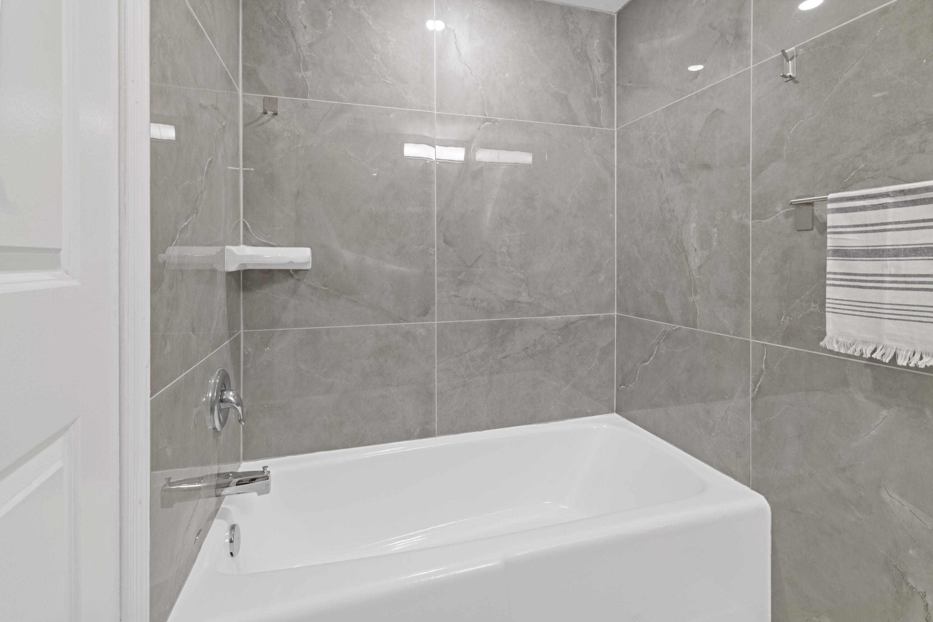 1200 Marine Way, Unit 802 North Palm Beach, FL 33408 - Photo 21 of 34 a bathroom with a bathtub