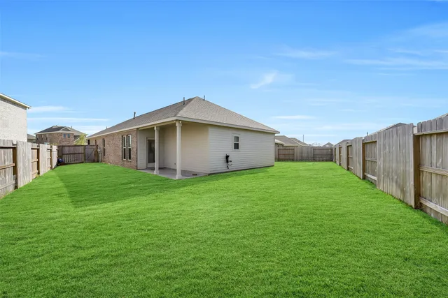 a view of a house with backyard and garden