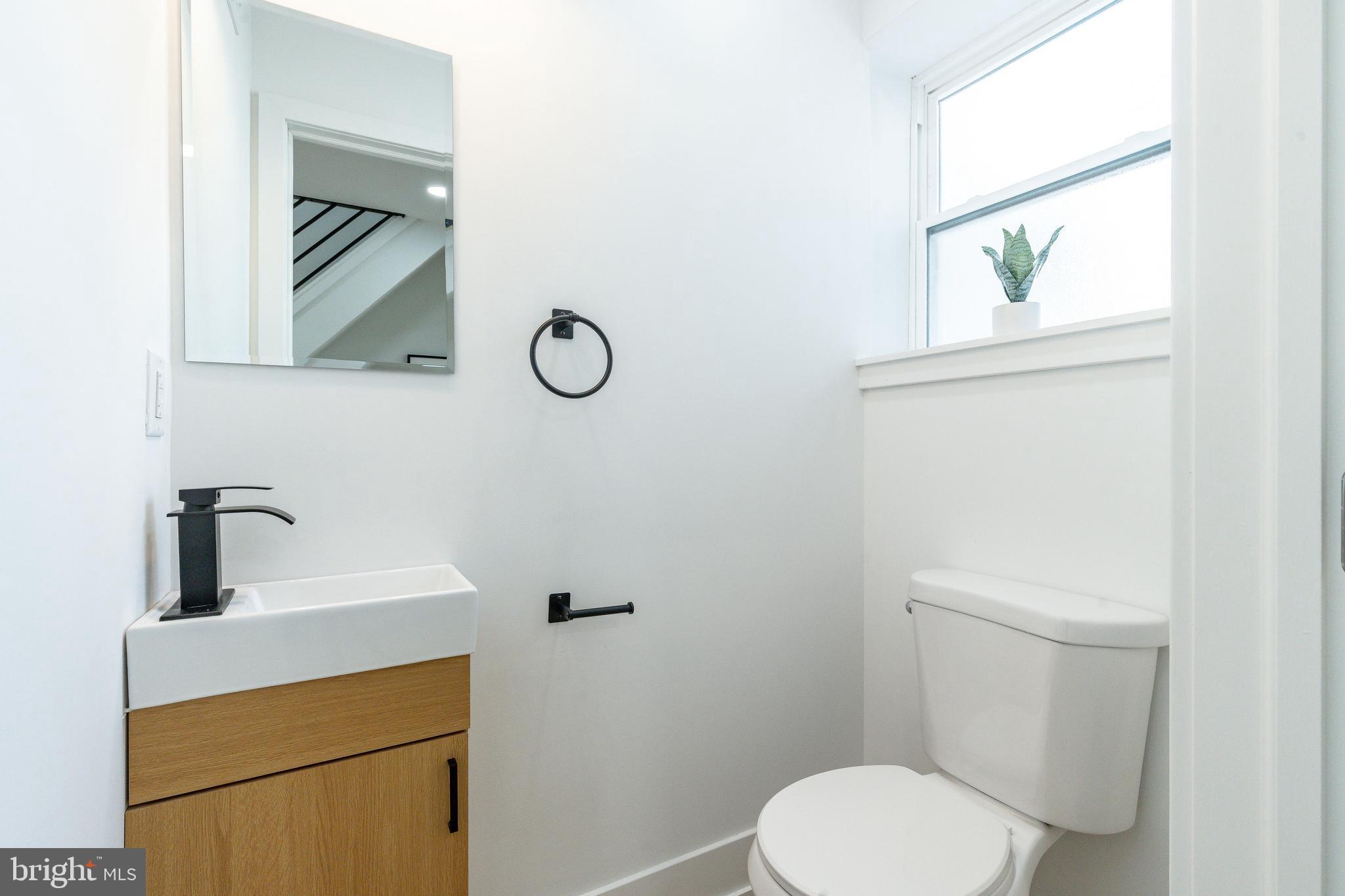 351 Fitzgerald Street Philadelphia, PA 19148 - Photo 9 of 28 1st Floor Powder Room