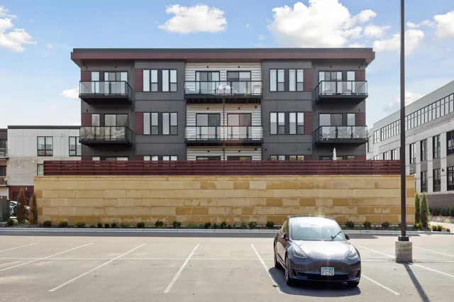 $7,552 | 253 Lake Street East, Unit 208, Wayzata, MN 55391