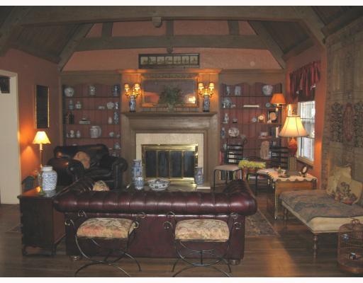 788 Osage Road Mt. Lebanon, PA 15243 - Photo 3 of 18 Living Room.