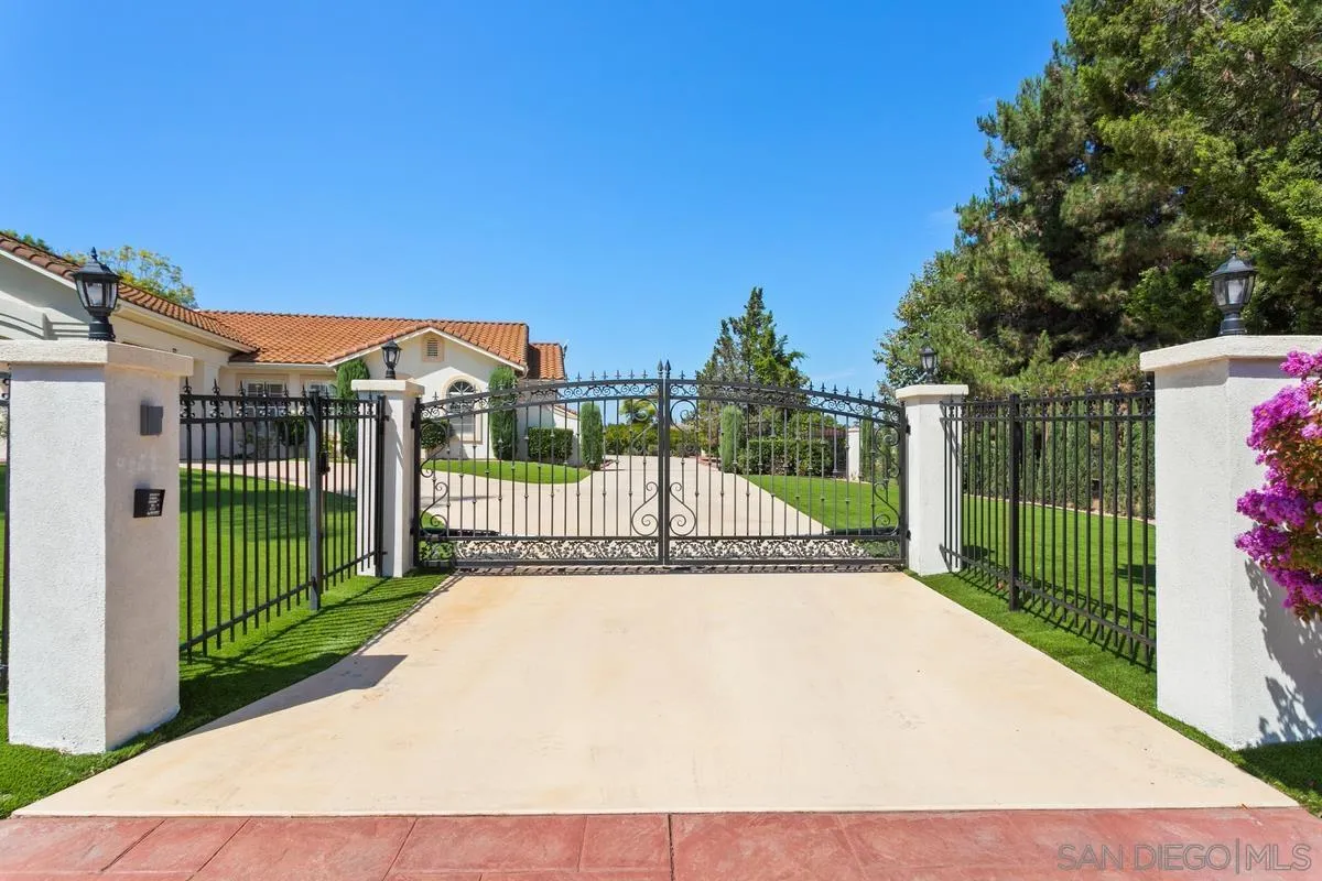 4103 Fallsbrae Road Fallbrook, CA 92028 - Photo 5 of 48 a view of a park with a small yard