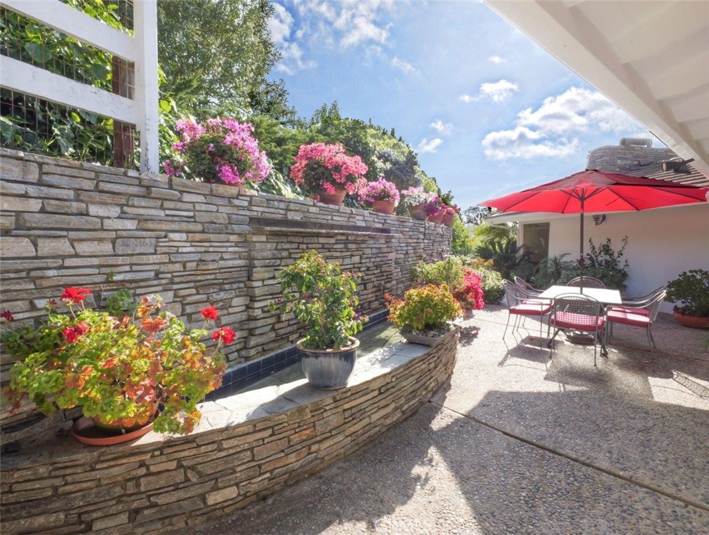 14 Georgeff Road Rolling Hills, CA 90274 - Photo 26 of 71 Side Patio with Water Fountain