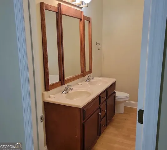 a view of a house with backyard