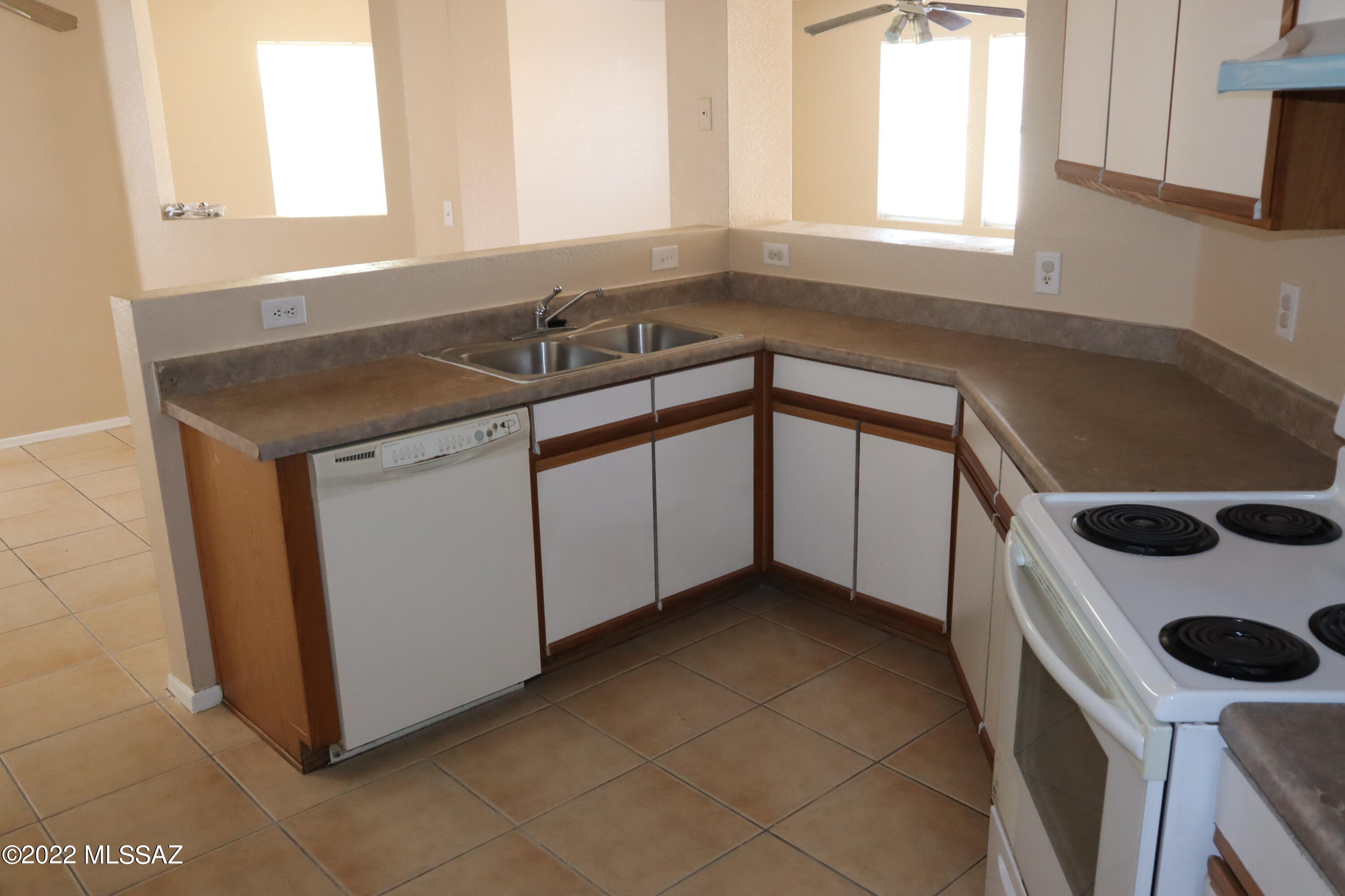 568 West Tiger Shark Road Tucson, AZ 85706 - Photo 5 of 16