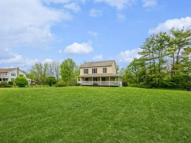 a view of a house with backyard and garden