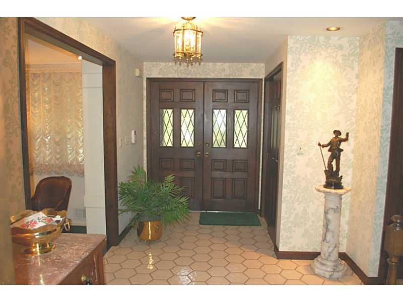 2024 Murdstone Road Upper St. Clair, PA 15241 - Photo 2 of 25 Entry/Foyer.