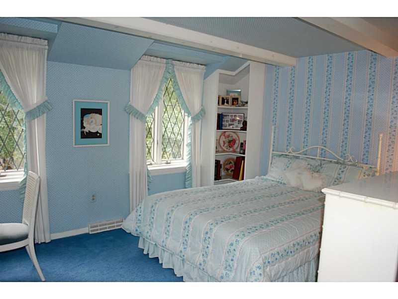 2024 Murdstone Road Upper St. Clair, PA 15241 - Photo 16 of 25 Bedroom.