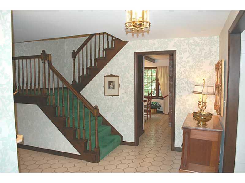 2024 Murdstone Road Upper St. Clair, PA 15241 - Photo 3 of 25 Entry/Foyer.