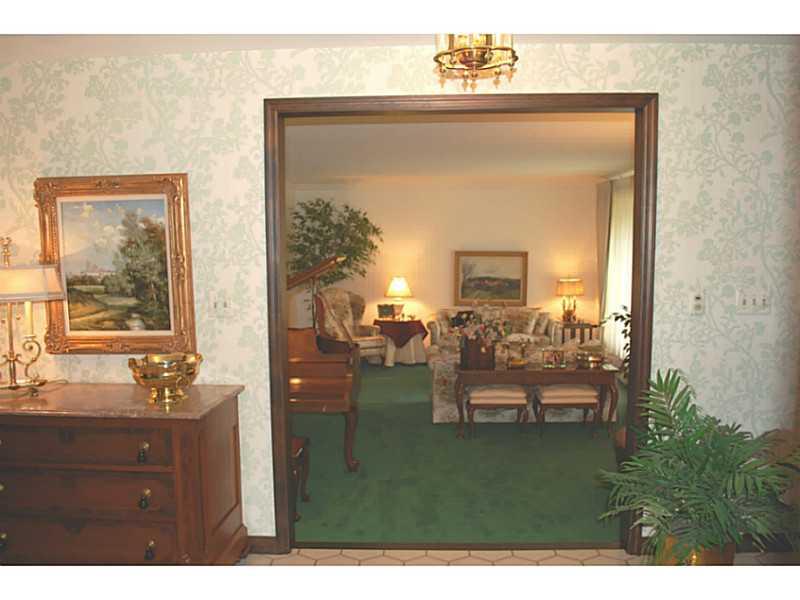 2024 Murdstone Road Upper St. Clair, PA 15241 - Photo 4 of 25 Entry/Foyer.