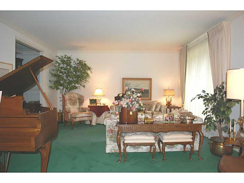 2024 Murdstone Road Upper St. Clair, PA 15241 - Photo 5 of 25 Living Room.