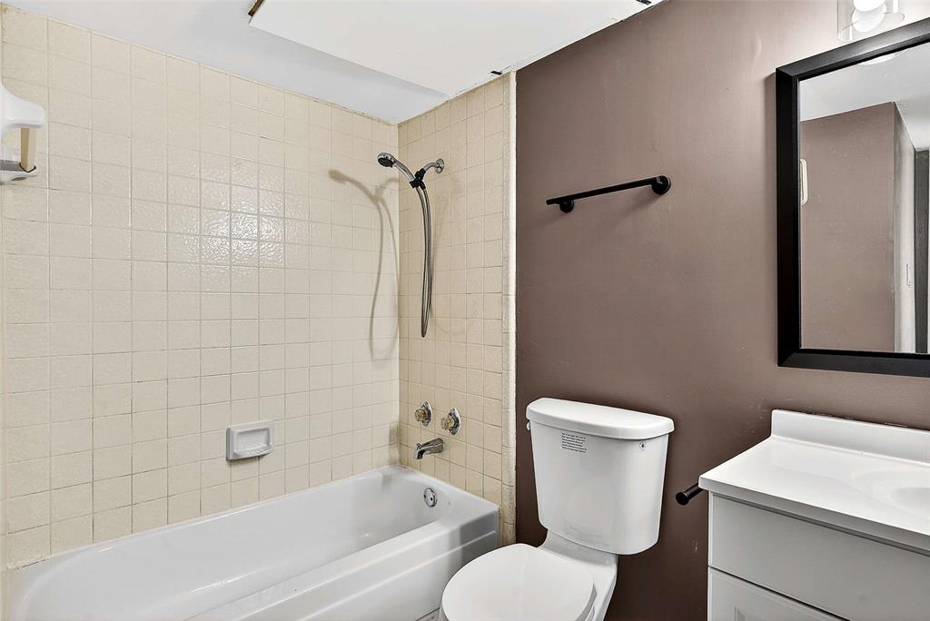 11460 Audelia Road, Unit 287 Dallas, TX 75243 - Photo 32 of 39 Full bath with vanity and bathing tub / shower combination