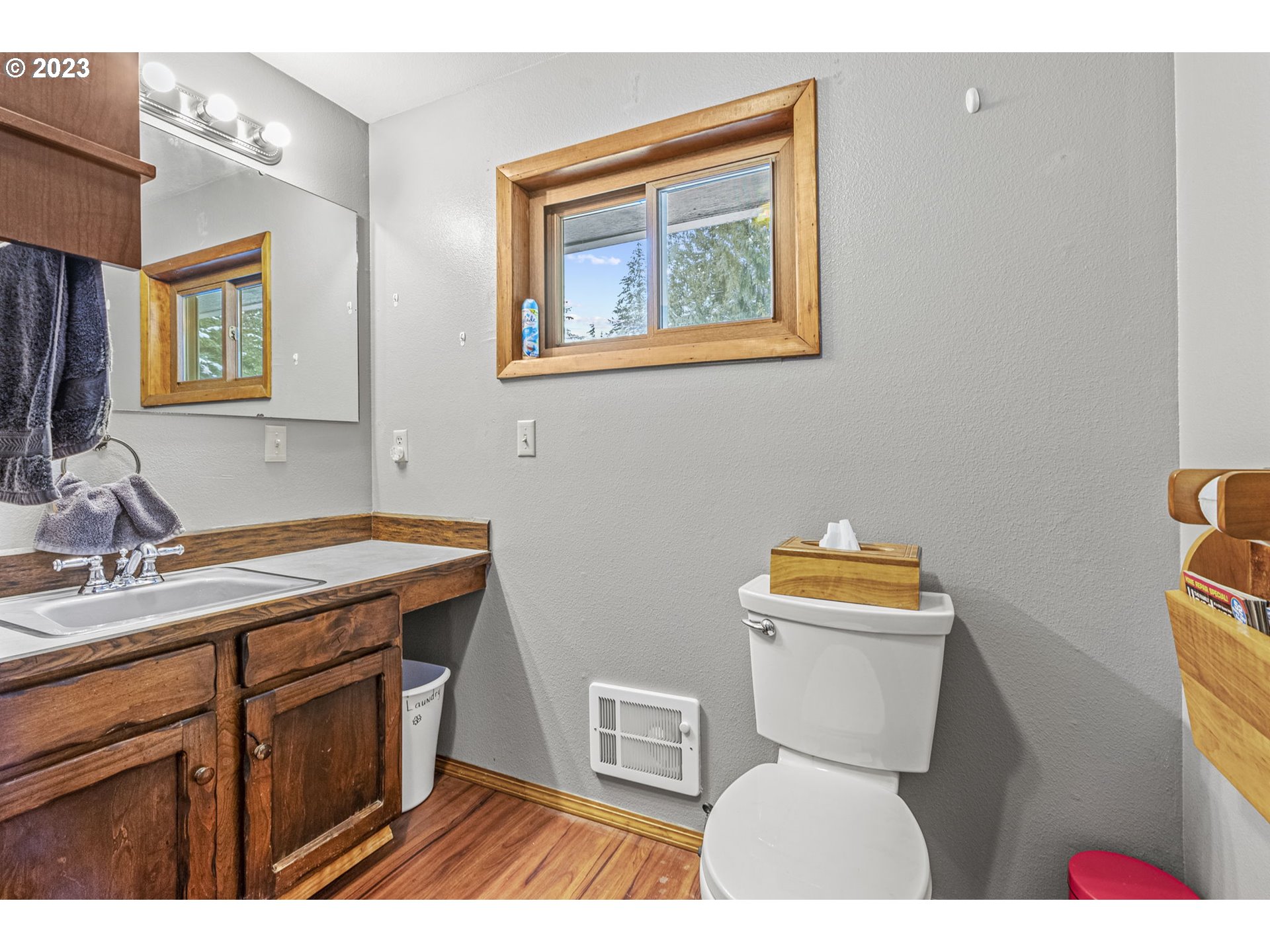 71 Stevens Road Washougal, WA 98671 - Photo 18 of 32 a bathroom with a toilet a sink and mirror
