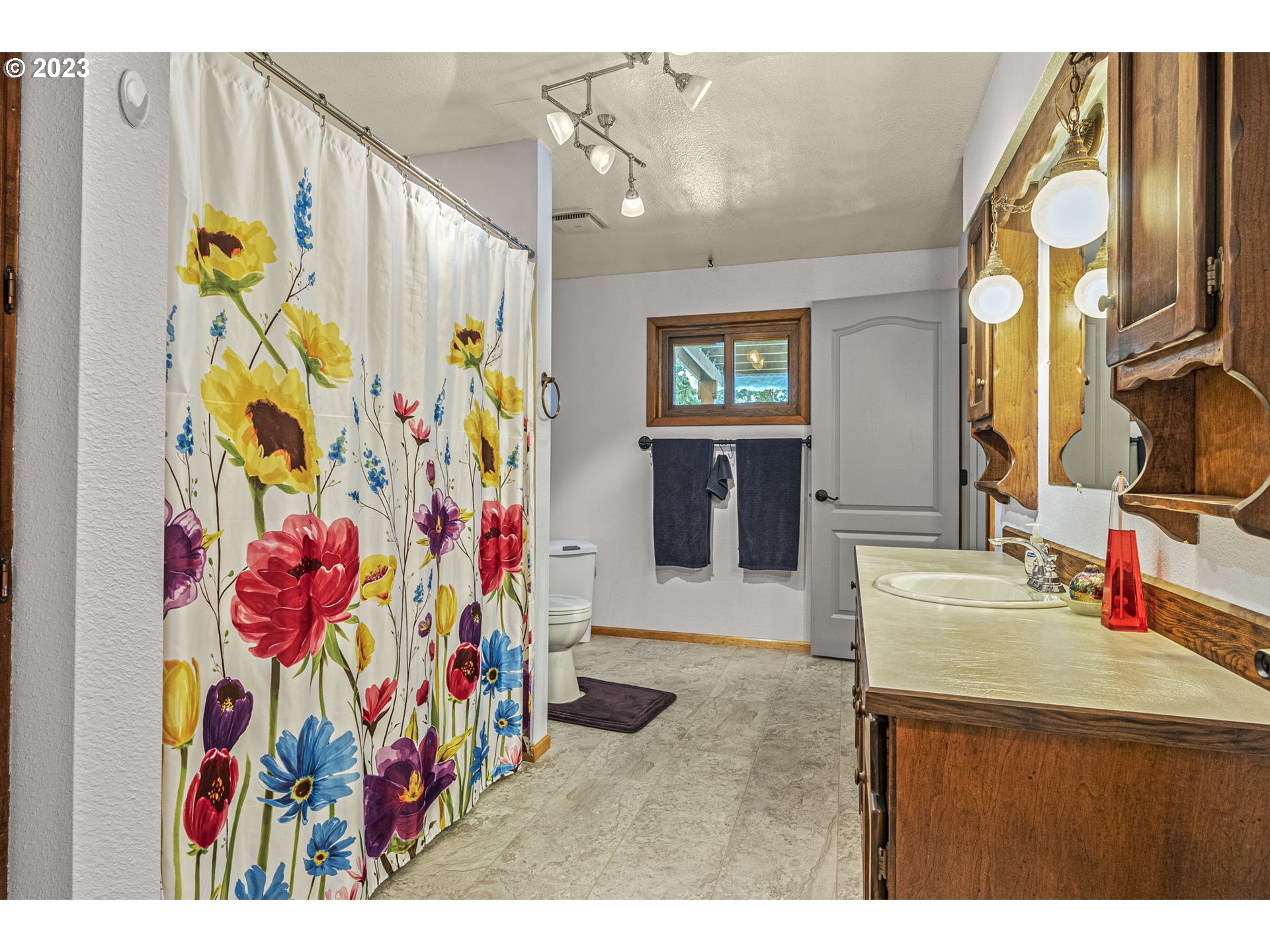71 Stevens Road Washougal, WA 98671 - Photo 22 of 32 a bathroom with a sink and a mirror